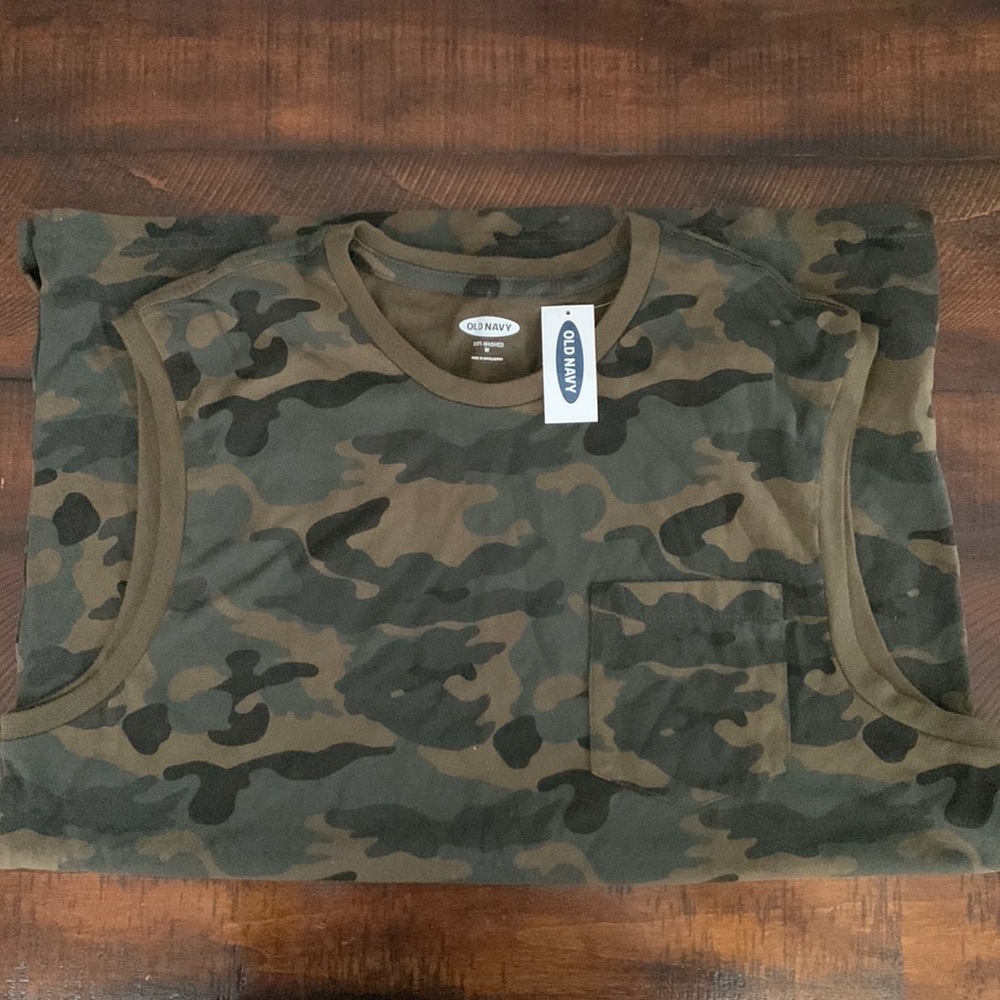 NWT Old Navy sleevless camo tee
